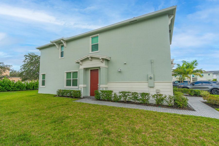 Exterior details and patio area of a home in , Port St. Lucie (Image 2).