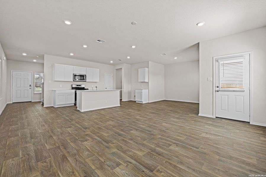Spacious, unfurnished interior of a new home in Redbird Ranch, San Antonio (Image 17).