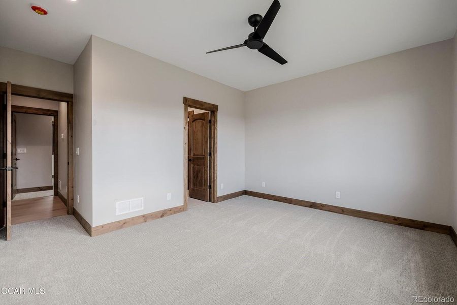 Spacious, unfurnished interior of a new home in , Granby (Image 33).