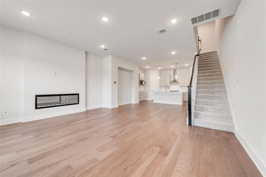 Spacious, unfurnished interior of a new home in Collin Creek, Plano (Image 26).