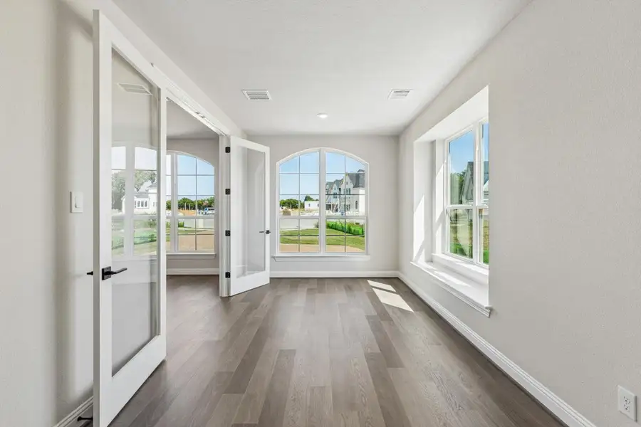 Spacious, unfurnished interior of a new home in Heath Golf & Yacht Club, Heath (Image 14).