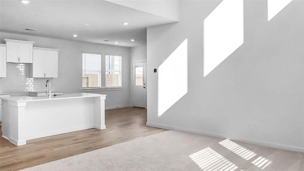 Spacious, unfurnished interior of a new home in , Rosharon (Image 16).