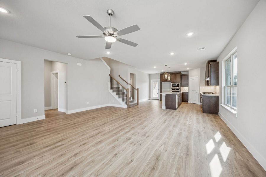 Spacious, unfurnished interior of a new home in Dove Hollow, Waxahachie (Image 15).