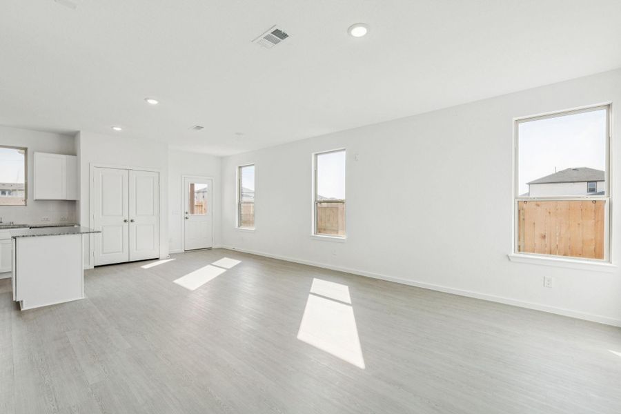 Spacious, unfurnished interior of a new home in River Ranch, Dayton (Image 28).