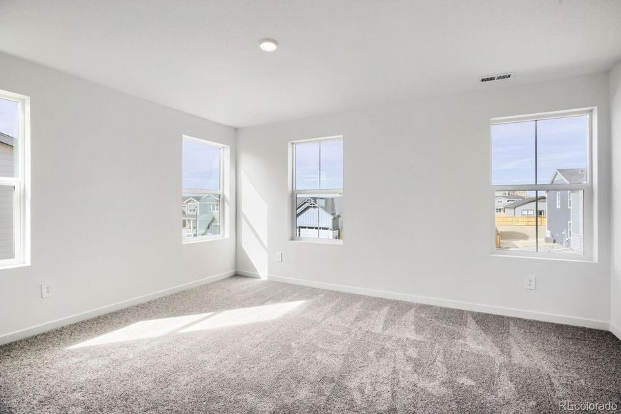 Spacious, unfurnished interior of a new home in Ledge Rock, Johnstown (Image 12).