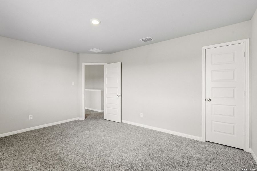 Spacious, unfurnished interior of a new home in Cinco Lakes, San Antonio (Image 25).
