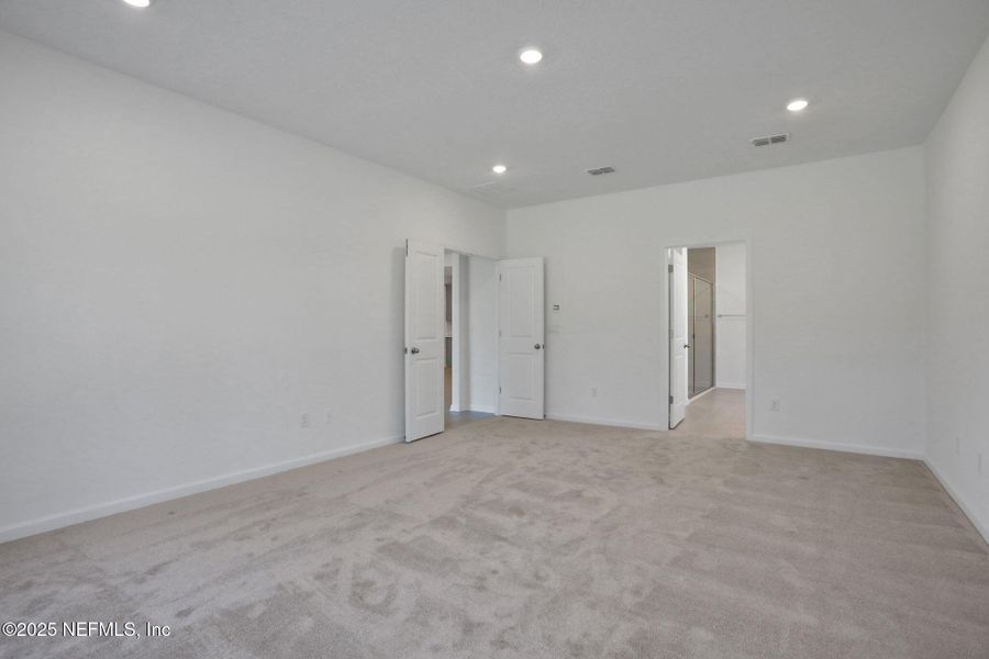 Spacious, unfurnished interior of a new home in , Green Cove Springs (Image 19).