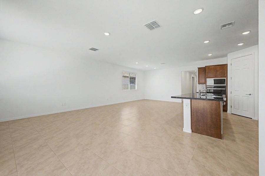 Spacious, unfurnished interior of a new home in Tyler Ranch, Buckeye (Image 8).