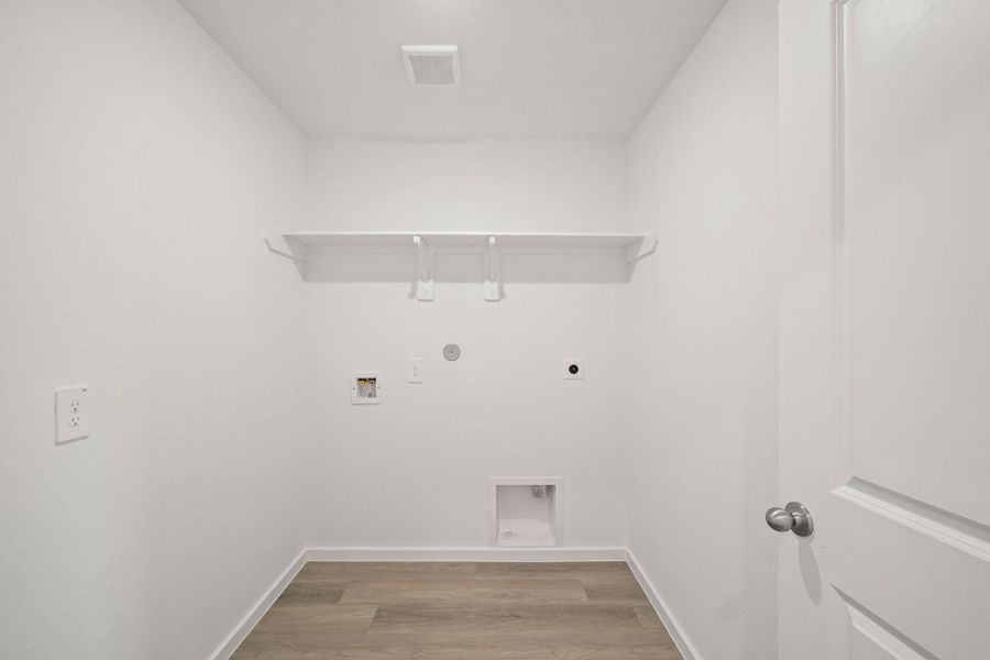 Spacious, unfurnished interior of a new home in Silverthorne, Conroe (Image 9).