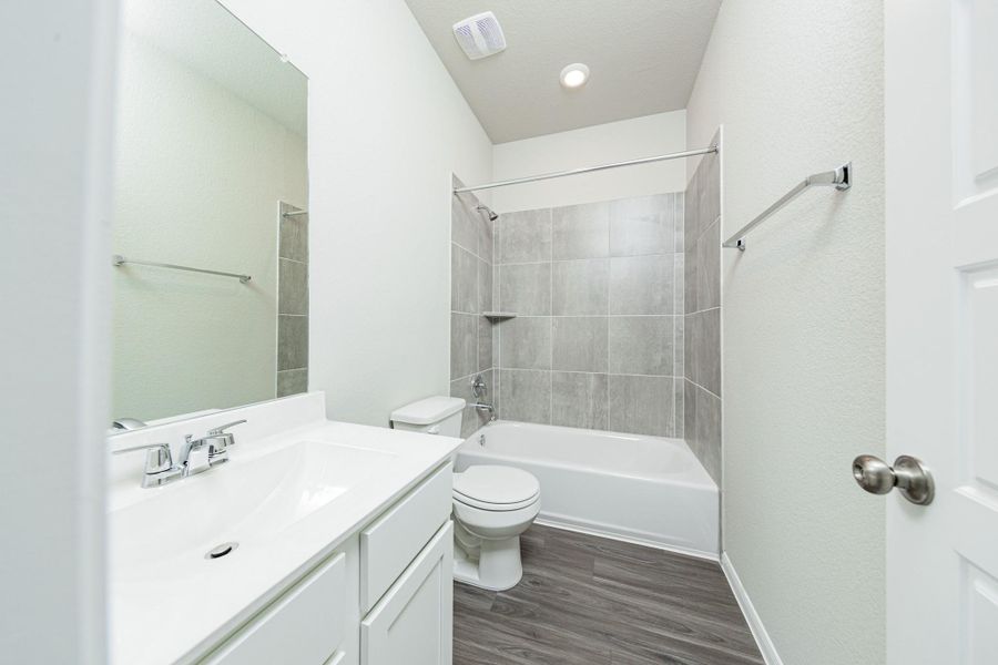 Furnished interior view inside a new home in River Ranch, Dayton (Image 11).