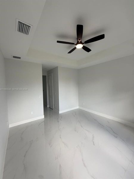 Spacious, unfurnished interior of a new home in , Lehigh Acres (Image 7).