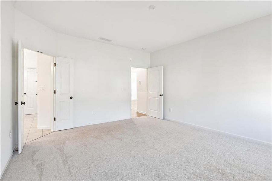 Spacious, unfurnished interior of a new home in Poplar Place, Dallas (Image 31).