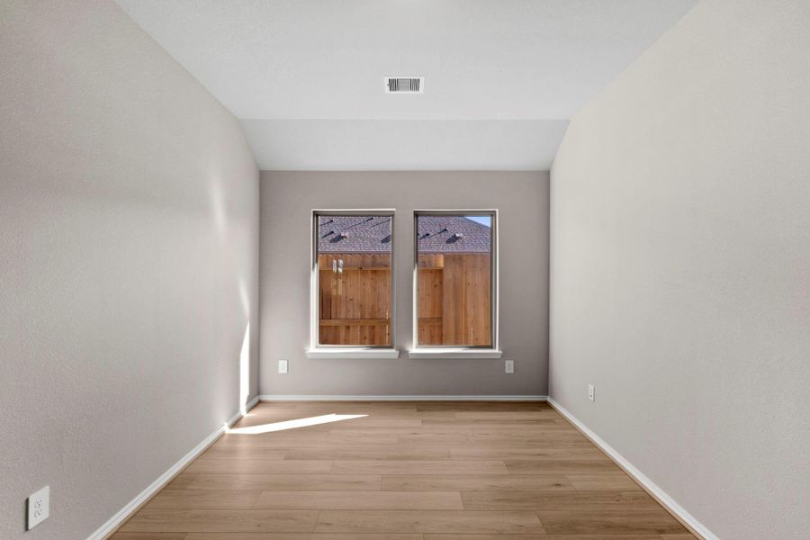 Spacious, unfurnished interior of a new home in The Highlands 45', Porter (Image 17).