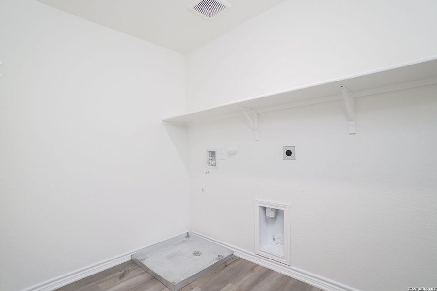 Spacious, unfurnished interior of a new home in Parklands, Schertz (Image 17).