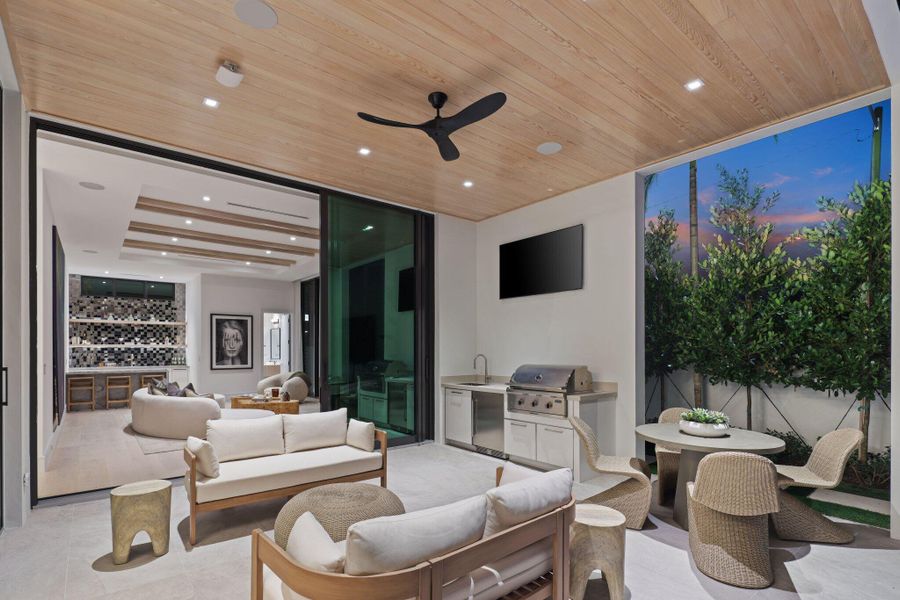 covered / screened patio