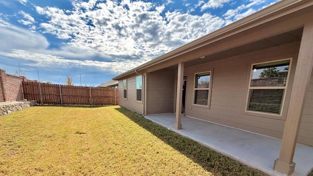 Exterior details and patio area of a home in Sunnycreek, Fort Worth (Image 18).