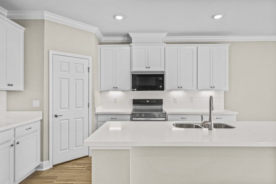 Furnished interior view inside a new home in Lake Merial, Panama City (Image 11).
