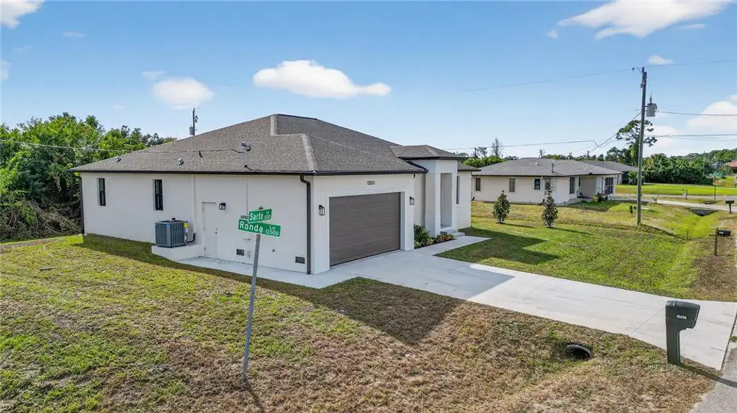 Exterior details and patio area of a home in , North Port (Image 3).