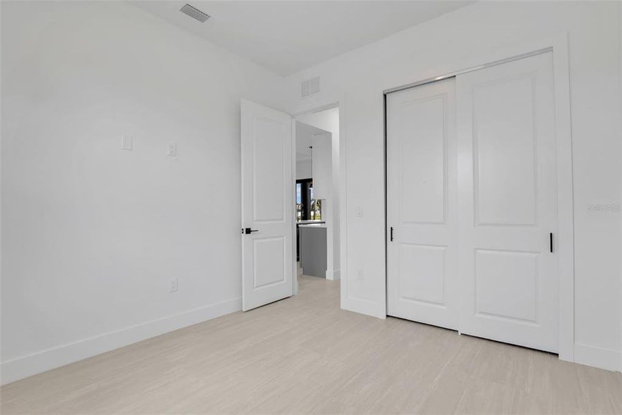 Spacious, unfurnished interior of a new home in , Cape Coral (Image 39).