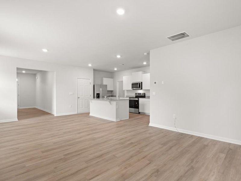 Spacious, unfurnished interior of a new home in Oakleigh Glen, Dallas (Image 19).