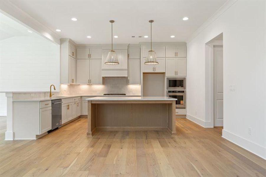 Furnished interior view inside a new home in White Post on Lake Lanier, Gainesville (Image 10).