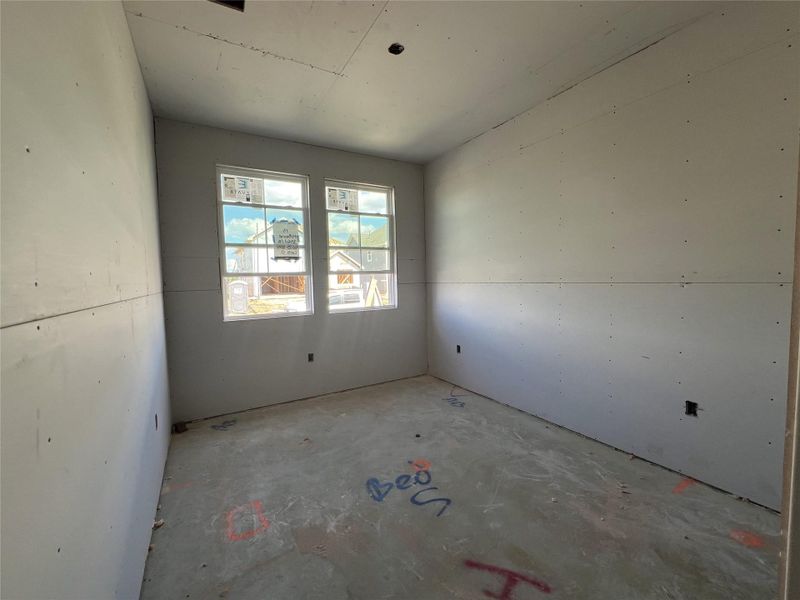 Spacious, unfurnished interior of a new home in Rolling Glen, Hutto (Image 32).