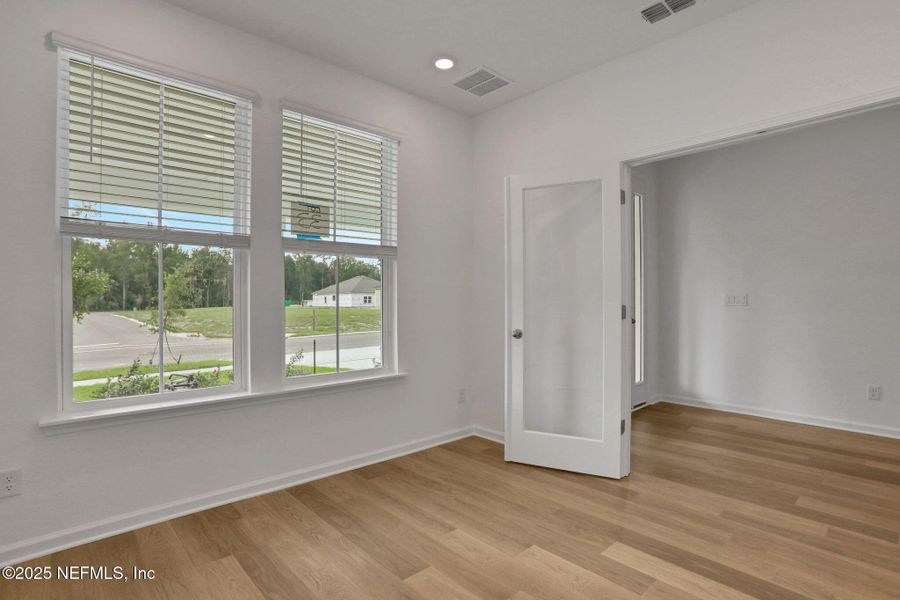 Spacious, unfurnished interior of a new home in Jennings Farm, Middleburg (Image 43).