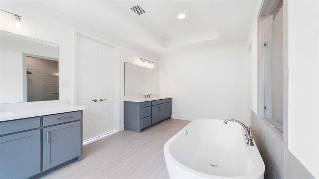 Furnished interior view inside a new home in Myrtle Creek 71', Waxahachie (Image 10).