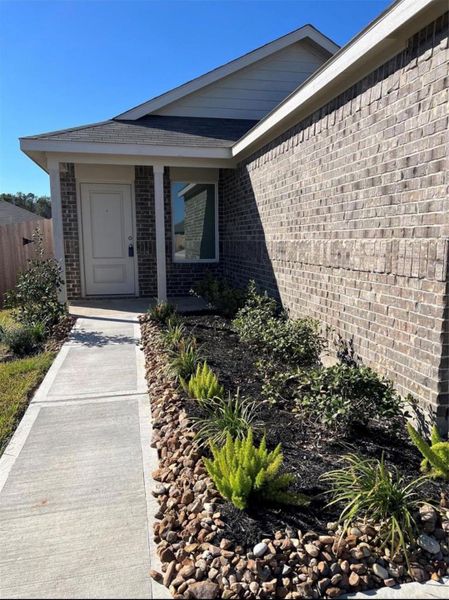 Exterior details and patio area of a home in Meadow Park, Conroe (Image 2). Exterior details and patio area of a home in Meadow Park, Conroe (Image 2).