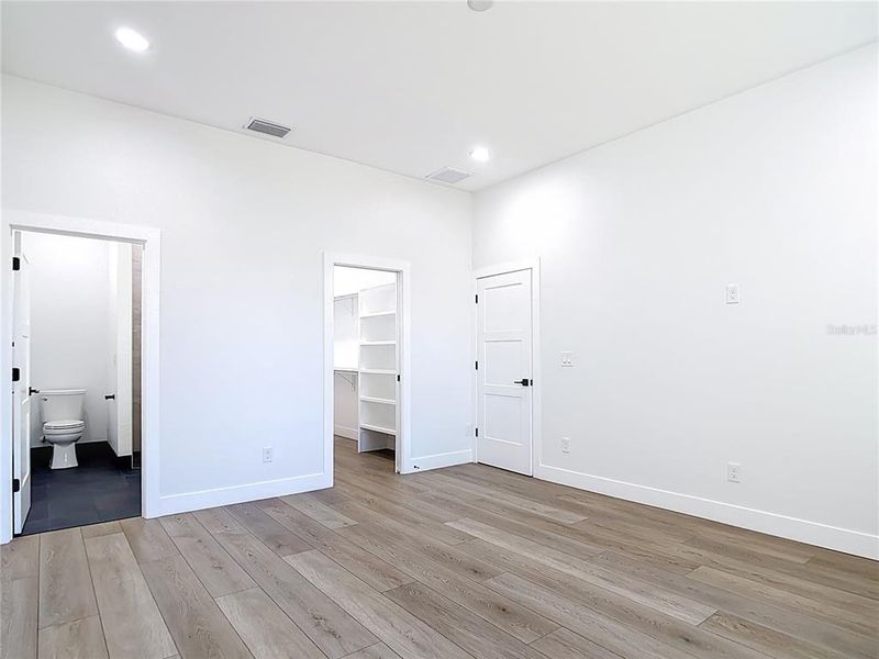 Spacious, unfurnished interior of a new home in , North Port (Image 18).
