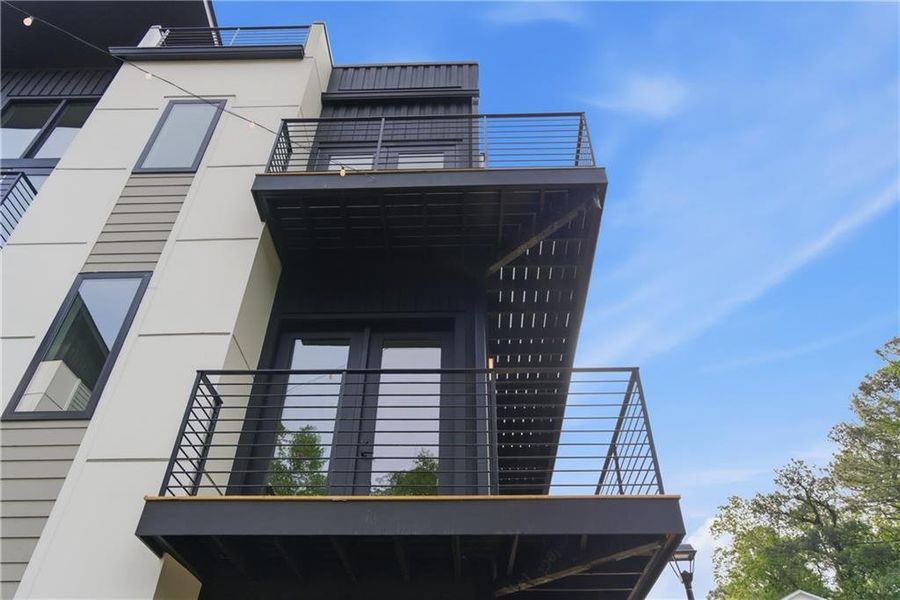 Condo located in Atlanta, GA showcasing its design and architecture (Image 6).