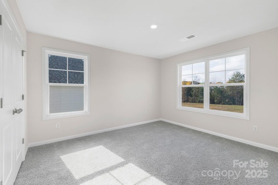 Spacious, unfurnished interior of a new home in Sylvan Creek, Denver (Image 24).