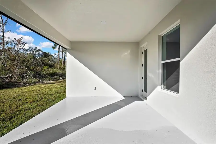 Exterior details and patio area of a home in , Weeki Wachee (Image 3).