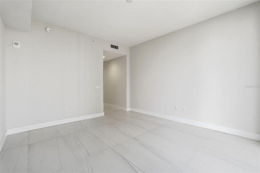 Spacious, unfurnished interior of a new home in , St. Petersburg (Image 25).