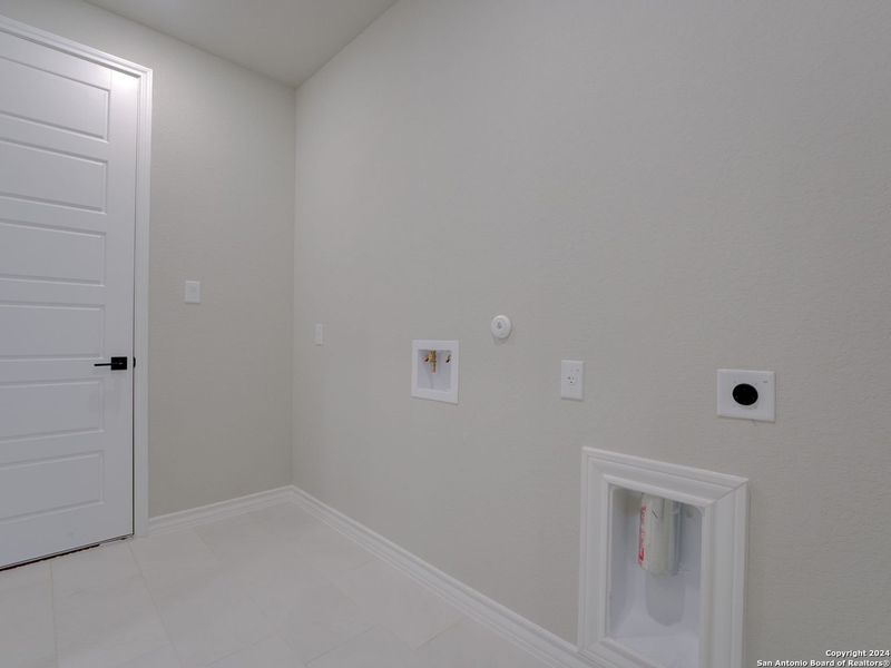 Spacious, unfurnished interior of a new home in Potranco Oaks, Castroville (Image 28). Spacious, unfurnished interior of a new home in Potranco Oaks, Castroville (Image 28).