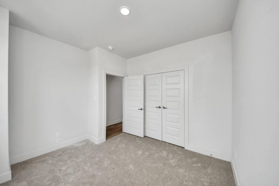 Spacious, unfurnished interior of a new home in Alicante, Houston (Image 21).