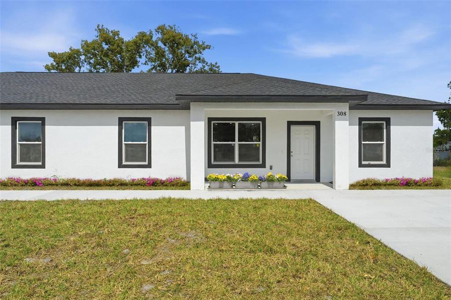 Exterior details and patio area of a home in , Haines City (Image 36).