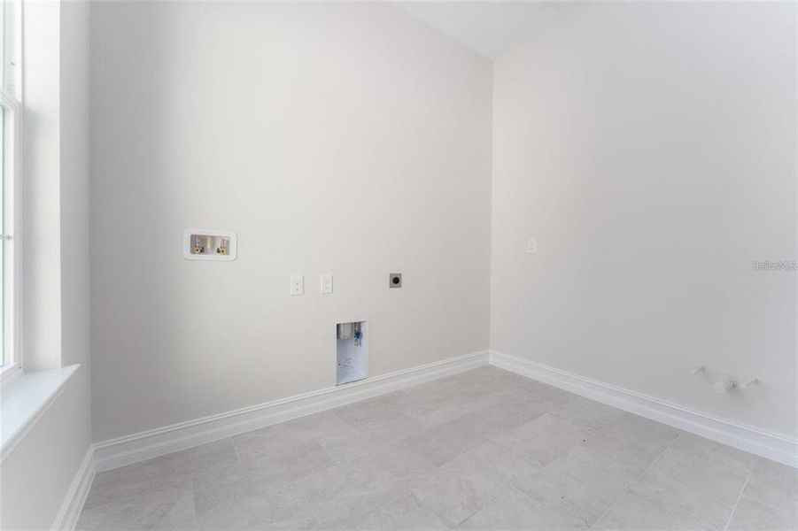 Spacious, unfurnished interior of a new home in Southern Hills Plantation, Brooksville (Image 16).