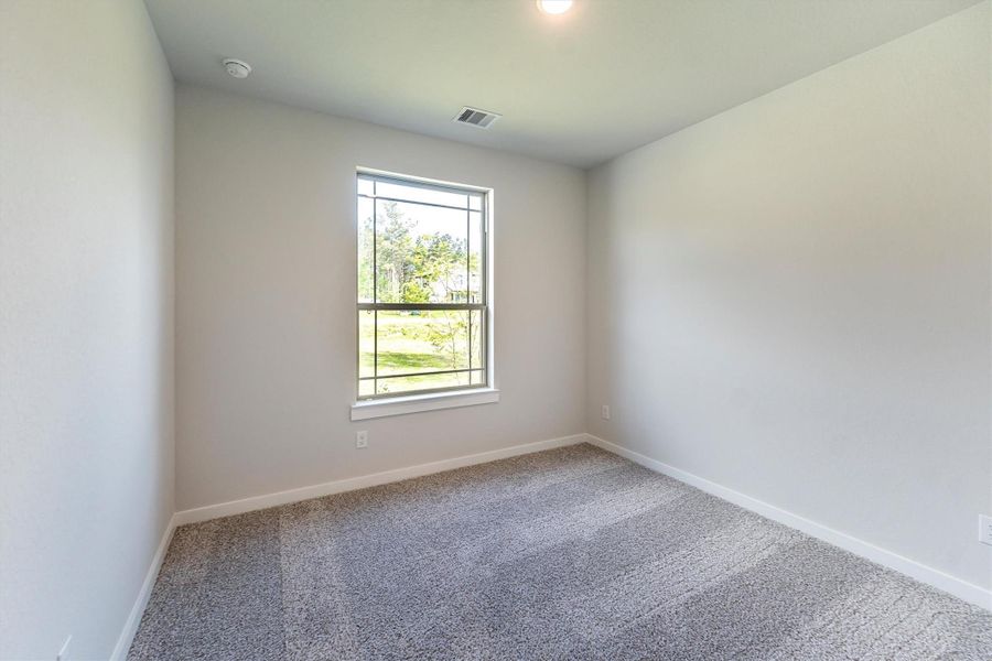 Spacious, unfurnished interior of a new home in Deer Pines, Conroe (Image 38).