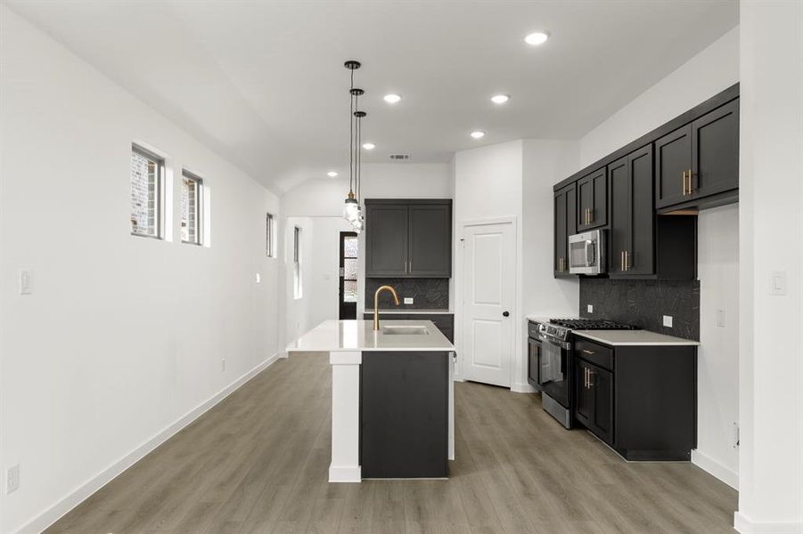 08. 14200 Gallatin - Kitchen