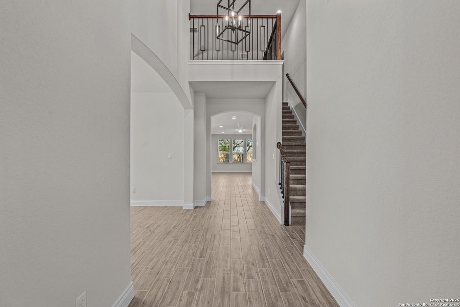 Spacious, unfurnished interior of a new home in Davis Ranch, San Antonio (Image 9). Spacious, unfurnished interior of a new home in Davis Ranch, San Antonio (Image 9).
