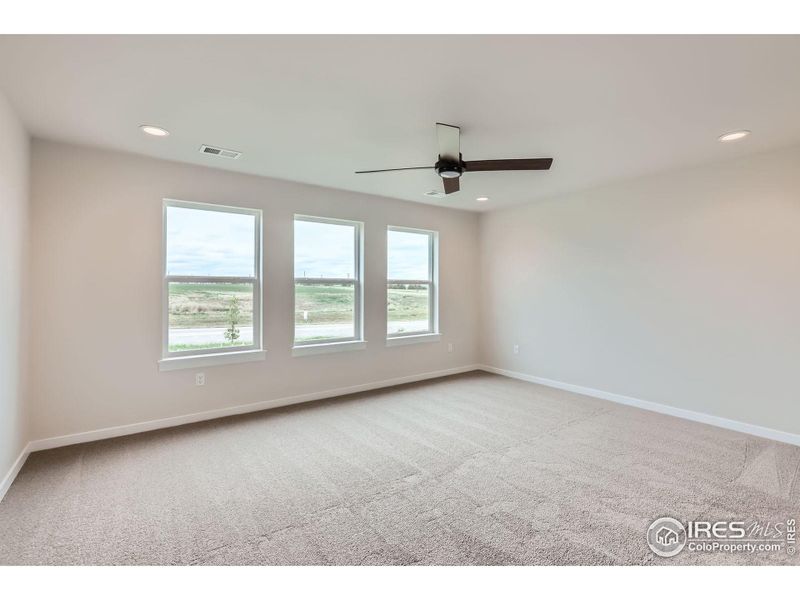 Spacious, unfurnished interior of a new home in Barefoot Lakes, Longmont (Image 14).