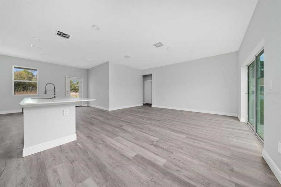 Spacious, unfurnished interior of a new home in , Ocala (Image 6).