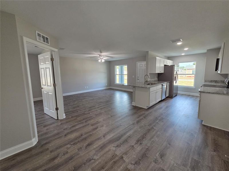 Spacious, unfurnished interior of a new home in , Lake Wales (Image 24).