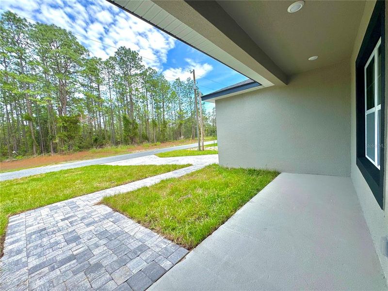 Exterior details and patio area of a home in , Citrus Springs (Image 3).