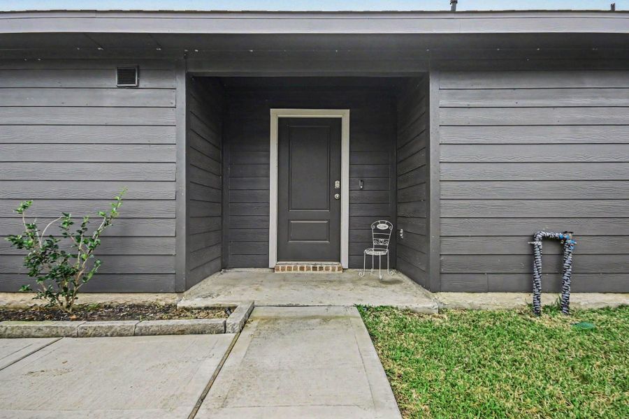 Exterior details and patio area of a home in Caldwell Ranch, Rosharon (Image 4).