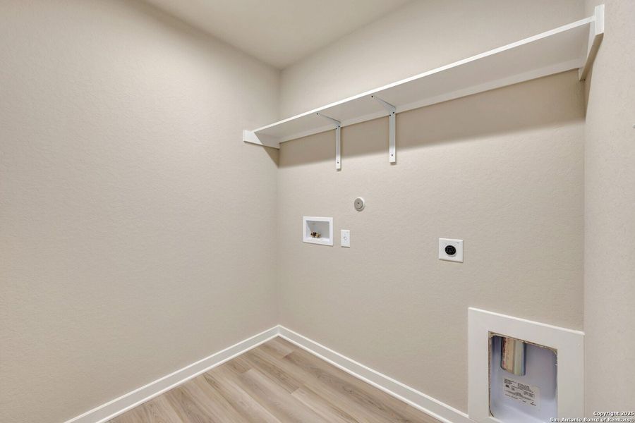 Spacious, unfurnished interior of a new home in Winding Brook, San Antonio (Image 23). Spacious, unfurnished interior of a new home in Winding Brook, San Antonio (Image 23).