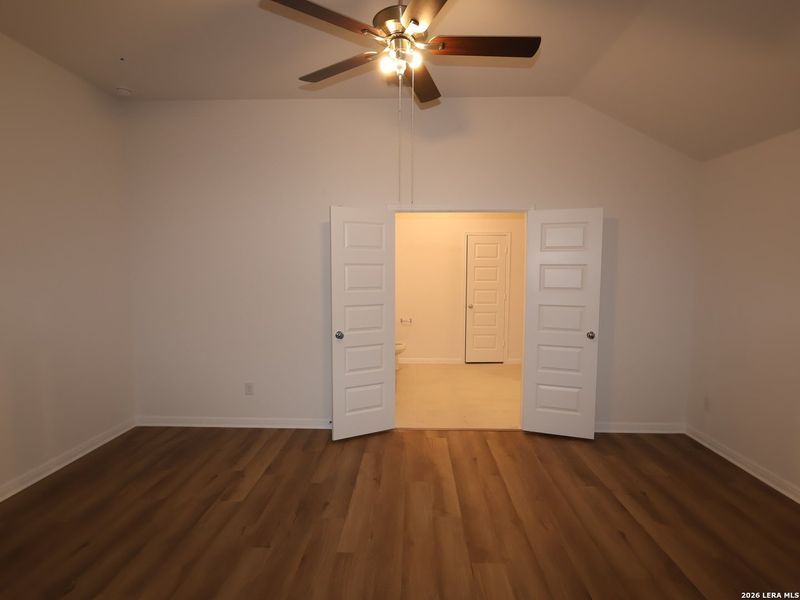 Spacious, unfurnished interior of a new home in Cinco Lakes, San Antonio (Image 10).