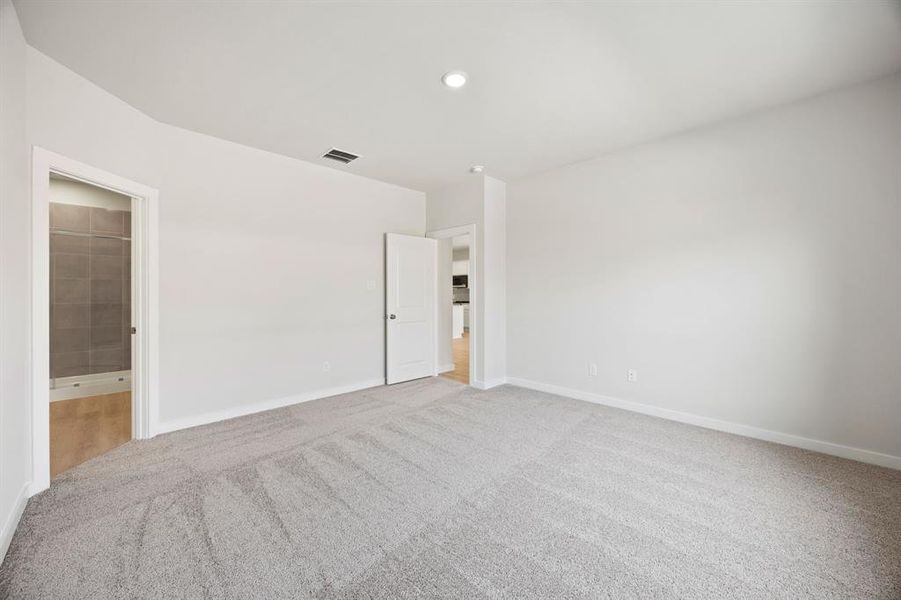 Spacious, unfurnished interior of a new home in Summerwood Estates, Red Oak (Image 20).