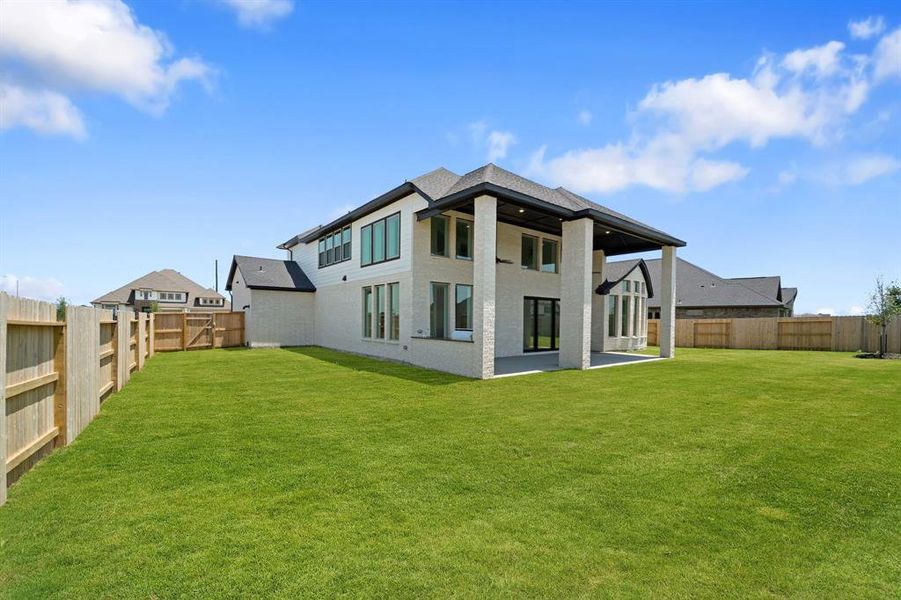 Exterior details and patio area of a home in Valencia 60', Manvel (Image 24).